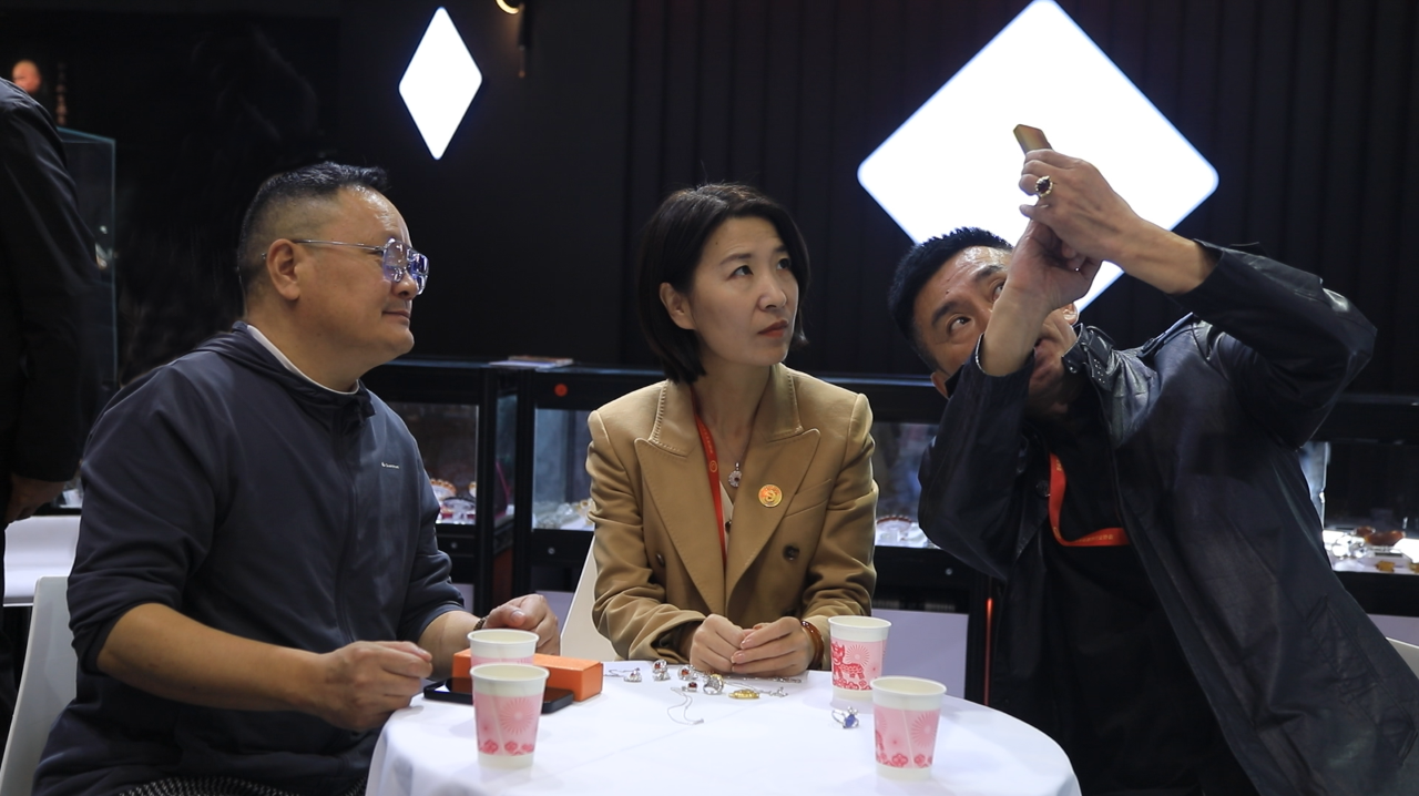 江南体育app下载逊jn江南体育克玛瑙北京中国国际珠宝展大放异彩(图2)