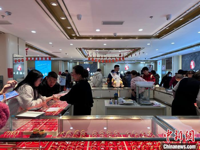 上海新春黄金首饰走俏 年轻人成“淘金”主力军(图2)