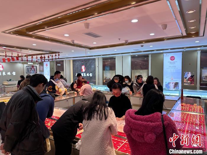 上海新春黄金首饰走俏 年轻人成“淘金”主力军(图1)