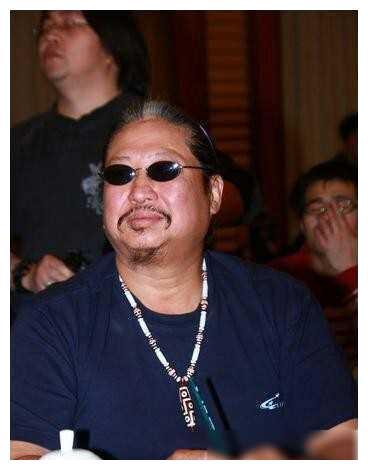 江南体育官方网站明星大佬洪金宝的天价珠宝：龙鳞凤血九眼价值达千万元。(图1)
