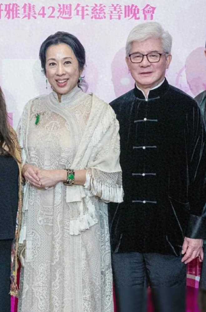 港姐朱玲玲参加晚宴华丽珠宝引关注与儿子同框引热议(图1)