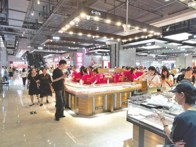 实探最火黄金市场深圳水贝：金价一天几变 有生意人已“清货”(图1)