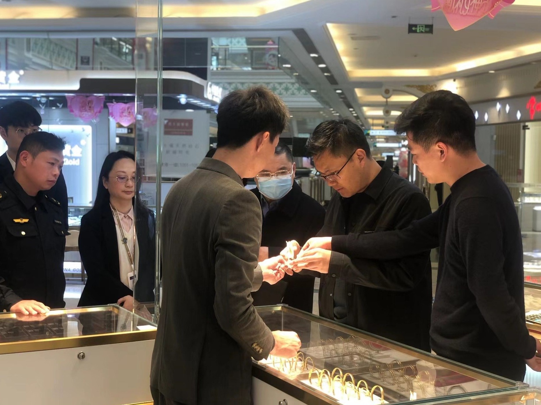 jn江南体育江南体育官方网站多家黄金珠宝知名品牌被约谈app下载(图1)